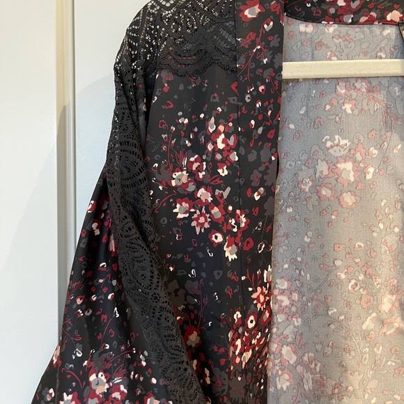 ASHLEY GRAHAM! Brand New Shrug - Picture 5 of 6